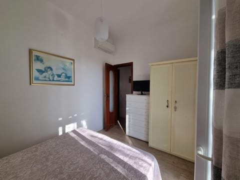 Bedroom, air conditioner