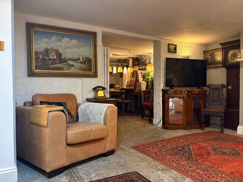 Living room, Seating area, Evening entertainment