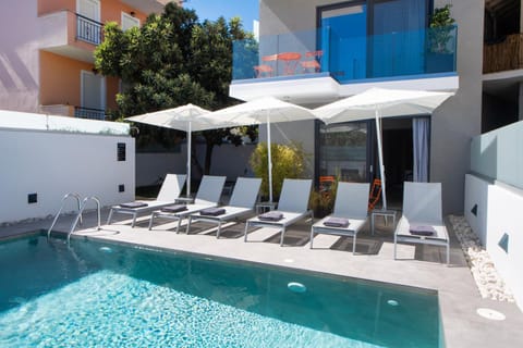 Swimming pool, sunbed
