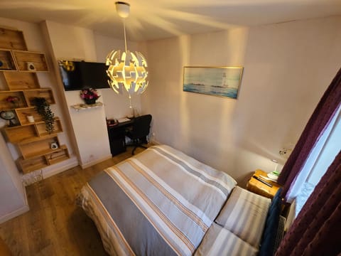 Bed, TV and multimedia, Photo of the whole room, Bedroom