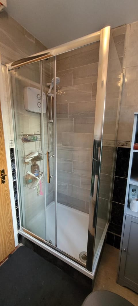 Shower, Bathroom, towels