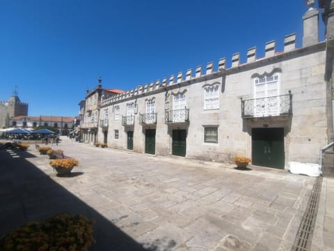 Property building, Facade/entrance, Landmark view, Street view, Location