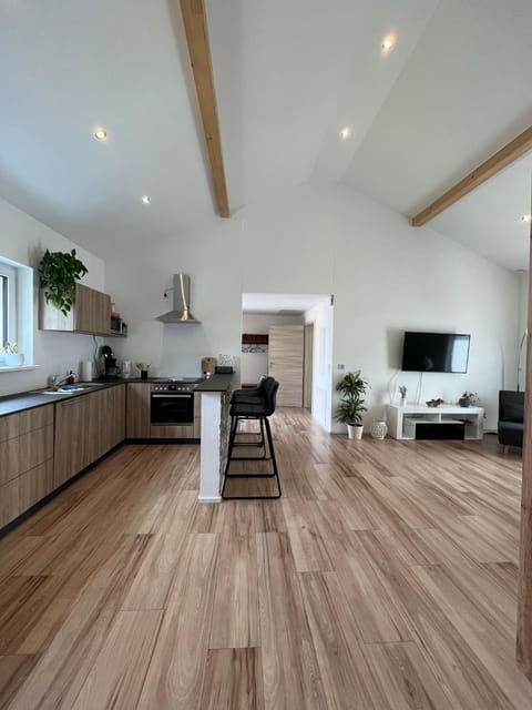 TV and multimedia, Kitchen or kitchenette, Living room