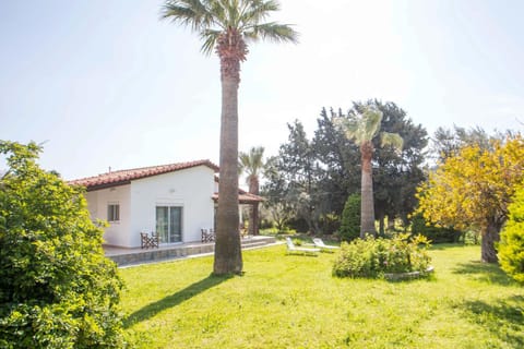 Property building, Spring, Day, Natural landscape, Garden, Garden view
