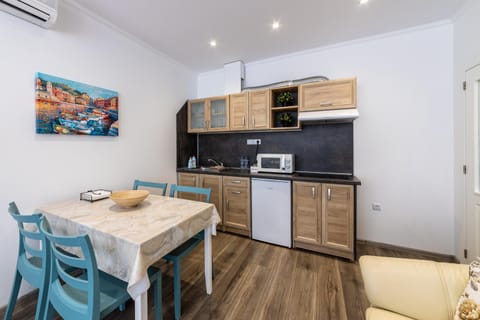 Communal lounge/ TV room, Coffee/tea facilities, Kitchen or kitchenette, Living room, Photo of the whole room, Dining area, microwave, stove, kitchen, air conditioner