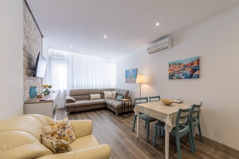 TV and multimedia, Living room, Seating area, Dining area, Evening entertainment, air conditioner