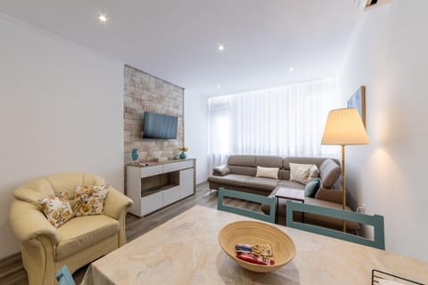 Communal lounge/ TV room, Kitchen or kitchenette, Dining area, Evening entertainment, air conditioner