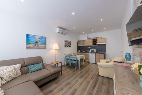 Kitchen or kitchenette, Living room, Seating area, Dining area, Evening entertainment, stove, air conditioner