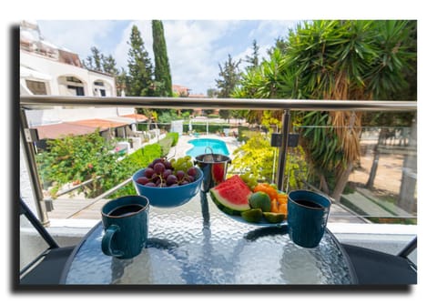 Patio, Day, Garden, View (from property/room), Balcony/Terrace, Food and drinks, Food, Garden view, Pool view, Swimming pool