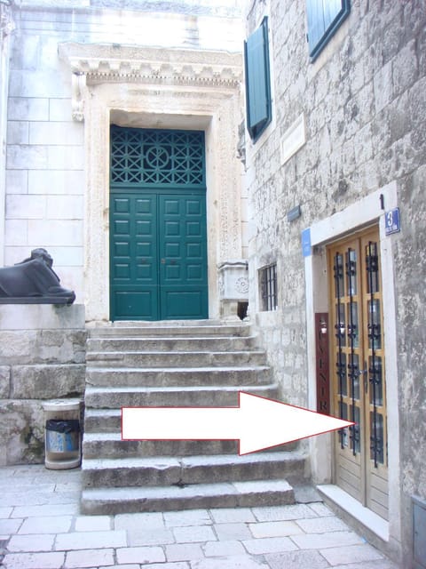 Facade/entrance, Off site
