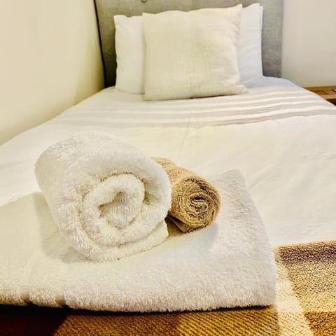 Bed, Bedroom, towels