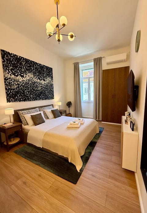 Bed, TV and multimedia, Photo of the whole room, Bedroom, towels