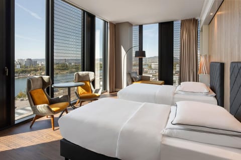 Bed, TV and multimedia, View (from property/room), Food and drinks, Bedroom, Drinks