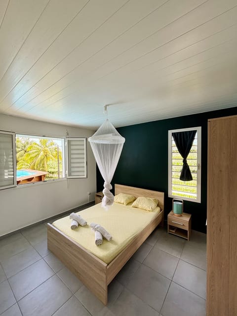 Bed, Bedroom, towels