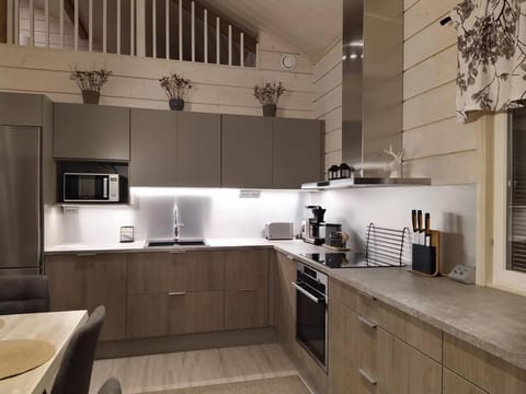 Coffee/tea facilities, Kitchen or kitchenette, dishwasher, oven, stove, toaster