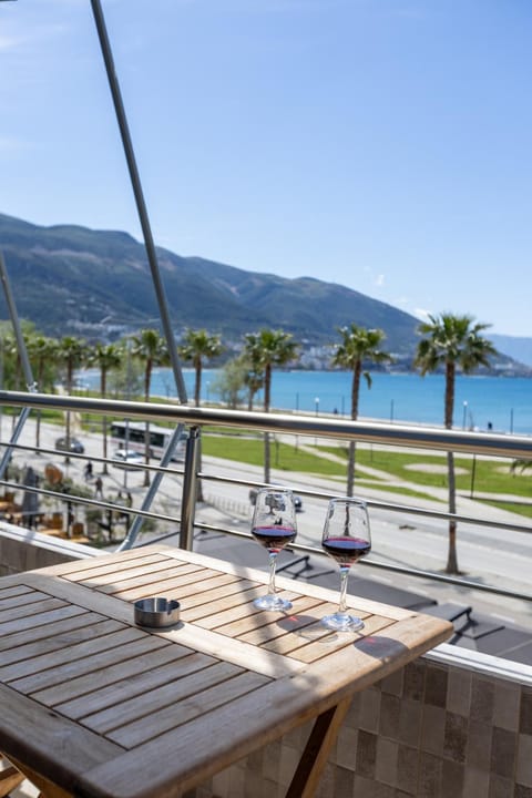 Day, View (from property/room), Balcony/Terrace, Dining area, Beach, Sea view