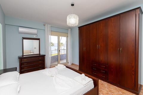 Bed, Photo of the whole room, Bedroom, wardrobe, air conditioner