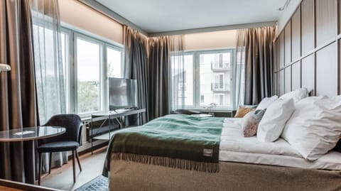 Bed, TV and multimedia, Photo of the whole room, Seating area, Bedroom
