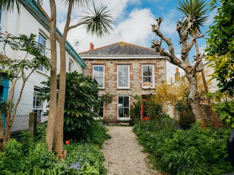 Property building, Spring, Day, Garden, Garden view