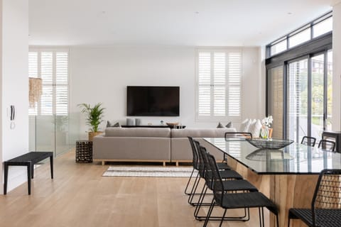 TV and multimedia, Living room, Seating area, Dining area