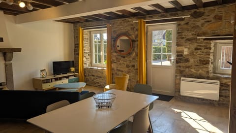 TV and multimedia, Living room, children, young children, Family, heating