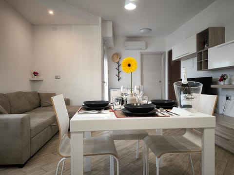 TV and multimedia, Kitchen or kitchenette, Living room, Seating area, Dining area, Lunch