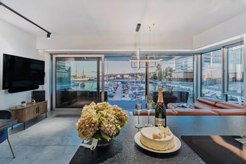 Communal lounge/ TV room, TV and multimedia, Living room, Seating area, Dining area, Evening entertainment, Sea view