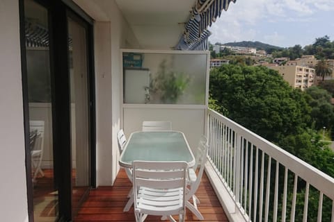 Spacious 70 m flat with Balcony and sea view! Apartment in Cannes