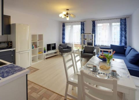 TV and multimedia, Kitchen or kitchenette, Living room, Seating area