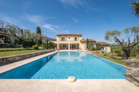 Jewel of 280m with Infinity Pool in Absolute Calm Villa in Roquefort-les-Pins