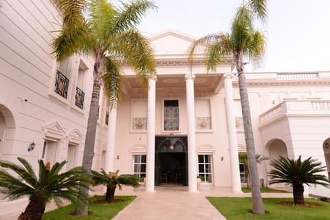 Property building, Facade/entrance, Garden