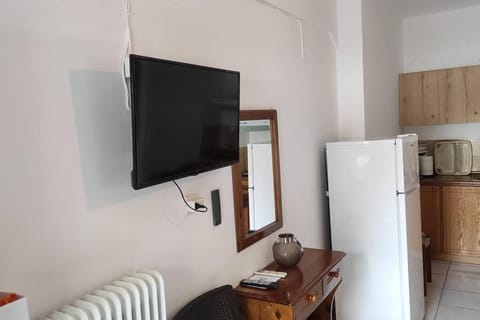 Chrysoula’s Welcoming Triple Room with Yard Apartment in Islands