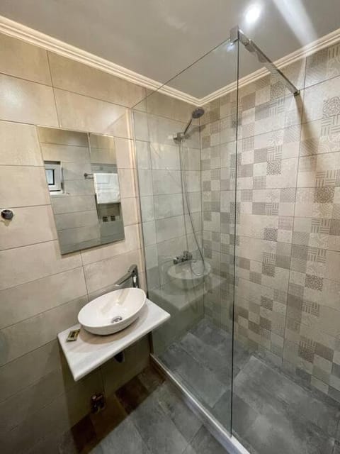 Chrysoula’s Welcoming Triple Room with Yard Apartment in Islands