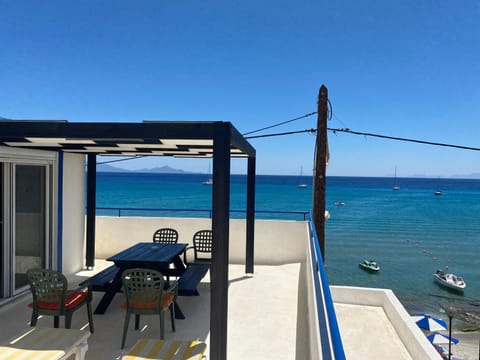 Patio, Day, Natural landscape, View (from property/room), Balcony/Terrace, Living room, Seating area, Dining area, Beach, Sea view, sunbed