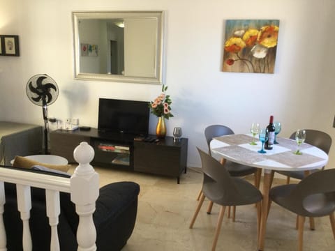 TV and multimedia, Living room, Seating area, Dining area