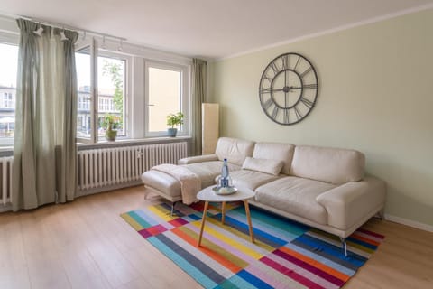 Living room, Seating area, internet