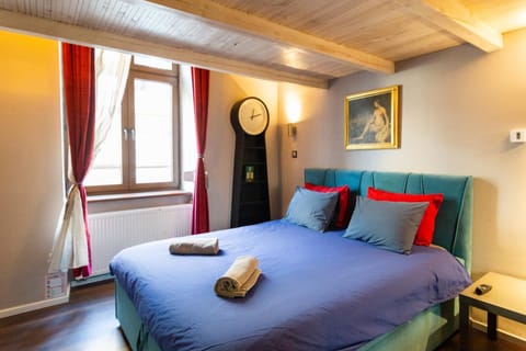 Bed, Bedroom, towels