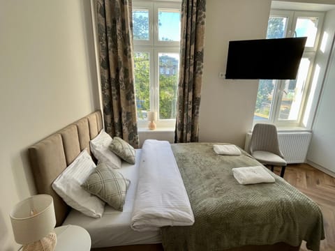 Bed, Photo of the whole room, towels