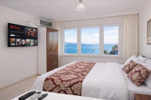 Communal lounge/ TV room, Sea view