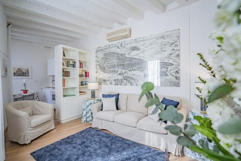 Communal lounge/ TV room, Living room, Seating area