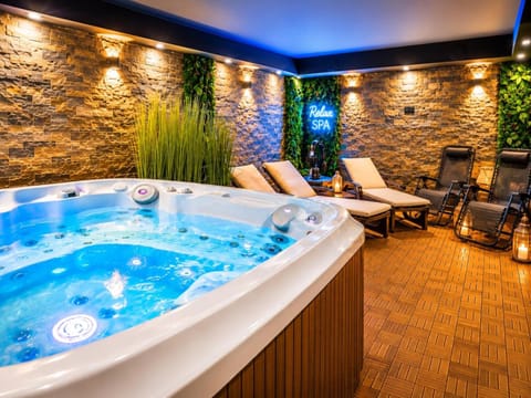 Hot Tub, group of guests, sunbed