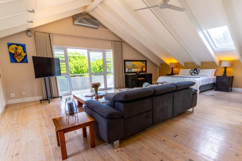 TV and multimedia, Living room, Photo of the whole room, Seating area