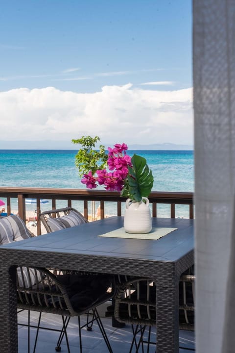 Patio, Day, Natural landscape, View (from property/room), Balcony/Terrace, Dining area, Beach, Sea view