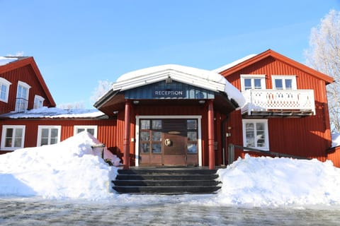 Property building, Facade/entrance, Day, Winter