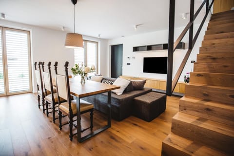 TV and multimedia, Living room, Seating area, Dining area, acessibility