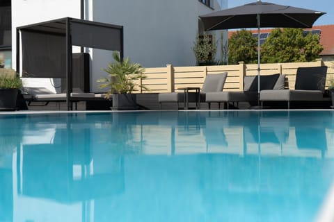 Patio, Swimming pool, sunbed