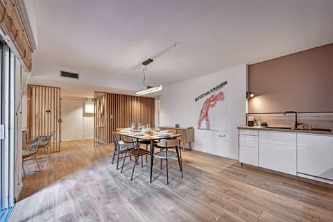Kitchen or kitchenette, Living room, Seating area, Dining area