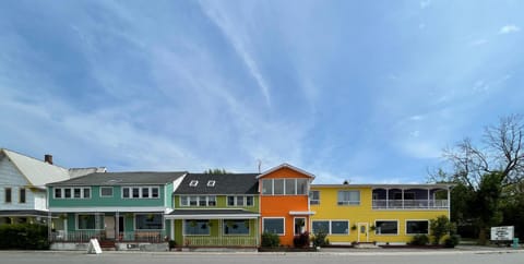 Property building, Restaurant/places to eat, Facade/entrance, Day, Street view