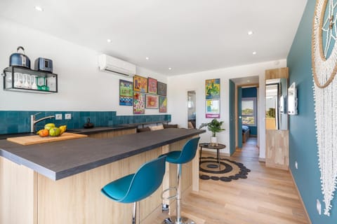 Kitchen or kitchenette, Lounge or bar