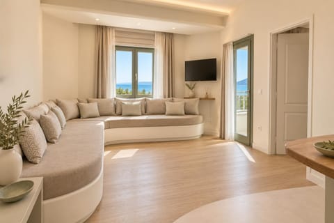 TV and multimedia, Living room, Photo of the whole room, Seating area, Landmark view, Sea view